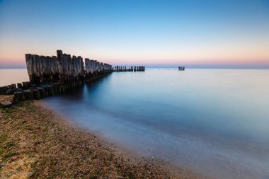 Deniz mavi saatte. Güzel ve sakin günbatımı denize