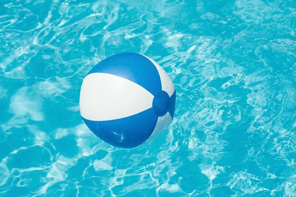 Φουσκωτή Πολύχρωμη Μπάλα Που Επιπλέει Μια Πισίνα — Φωτογραφία Αρχείου