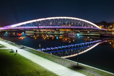 Bernatka yaya köprüsü üzerinde Vistula Nehri gece, Krakow, Polonya