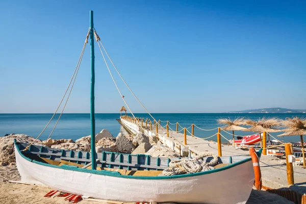 在空荡荡的海滨海滩上的老船 保加利亚 — 图库照片