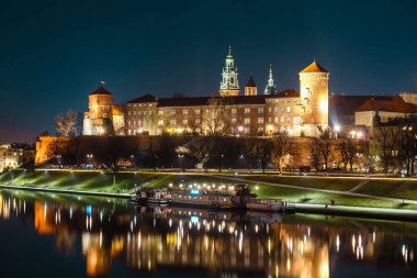 Wawel royal castle adlı gece hill. Krakow Polonya en ünlü dönüm noktası biridir