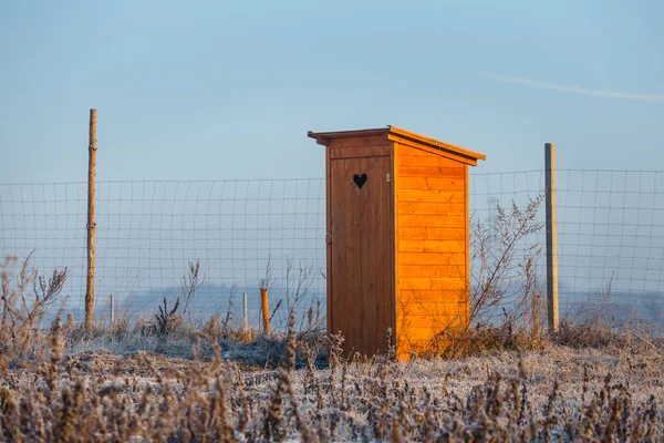 日の出ビル古い木製トイレ — ストック写真