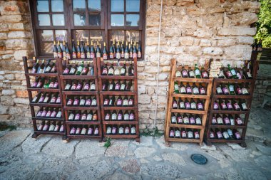07 Temmuz 2013, Balchik, Bulgaristan: Tozlu şişe şarap bahçedeki balçık Palace, Bulgaristan