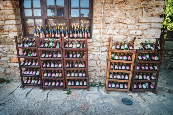07 Temmuz 2013, Balchik, Bulgaristan: Tozlu şişe şarap bahçedeki balçık Palace, Bulgaristan