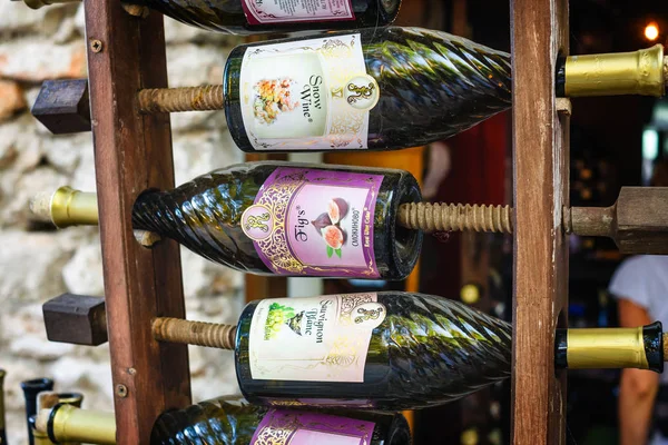 Balchik, Bulgaria, 09 de julio de 2013: Dusty bottles of wine in the garden of the Balchik Palace, Bulgaria —  Fotos de Stock