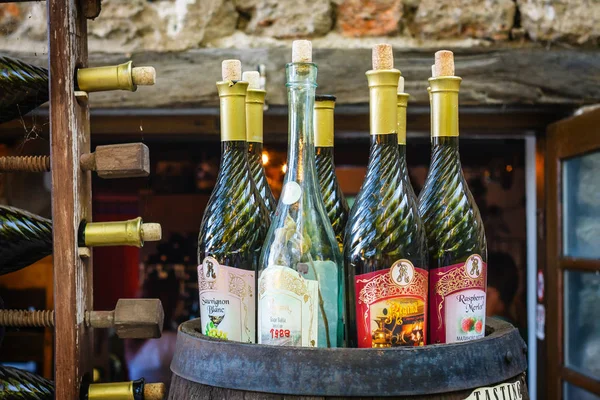 Balchik, Bulgaria, 09 de julio de 2013: Dusty bottles of wine in the garden of the Balchik Palace, Bulgaria —  Fotos de Stock