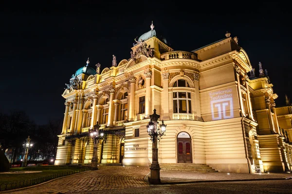 Cracovia, Polonia, 16 de febrero de 2019: Teatro Juliusz Slowacki en el casco antiguo de Cracovia por la noche, Polonia — Foto de Stock