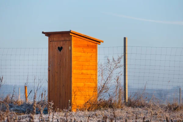 日の出ビル古い木製トイレ — ストック写真