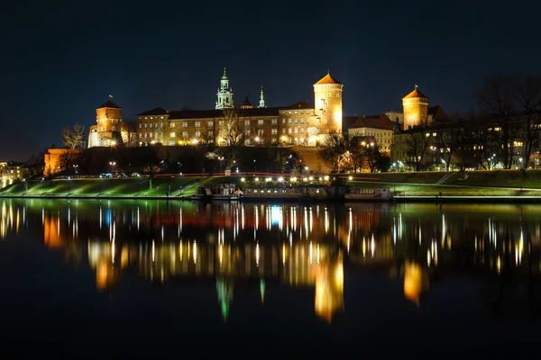Castelo Wawel em Cracóvia visto das avenidas Vistula. Cracóvia é o marco mais famoso da Polônia — Fotografia de Stock
