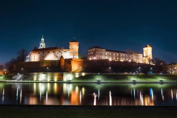 Hrad Wawel v Krakově z bulvárů Visly. Krakov je nejslavnější orientační bod v Polsku — Stock fotografie