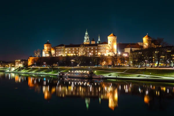 从维斯图拉的另一个银行看到的皇家瓦维尔城堡。克拉科夫是波兰最著名的地标。夜景 — 图库照片
