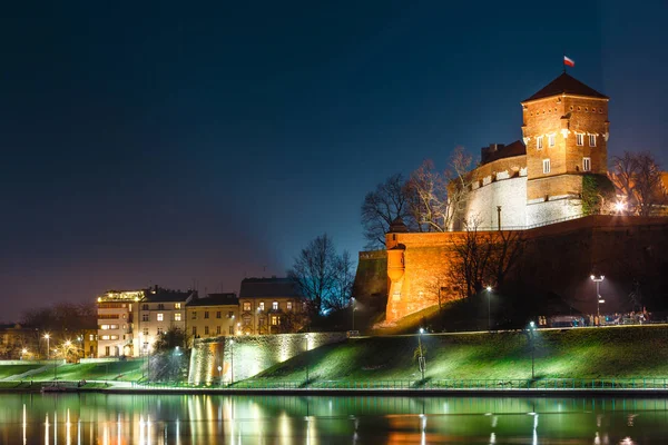 Wzgórze Wawelskie z zamkiem Królewskim w nocy. Kraków jest jednym z najbardziej znanych symboli w Polsce — Zdjęcie stockowe