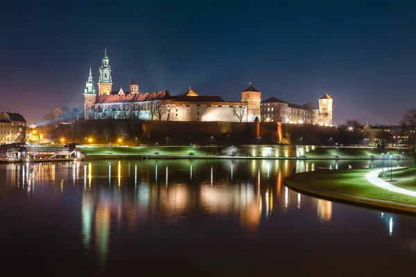 Wawel-kullen med kungliga slottet på natten. Krakow är en av de mest berömda landmärken i Polen — Stockfoto