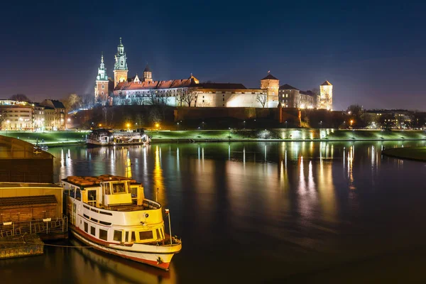 Wawel colina con castillo en la noche, Polonia —  Fotos de Stock