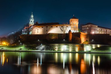 Wawel royal castle adlı gece hill. Krakow Polonya en ünlü dönüm noktası biridir