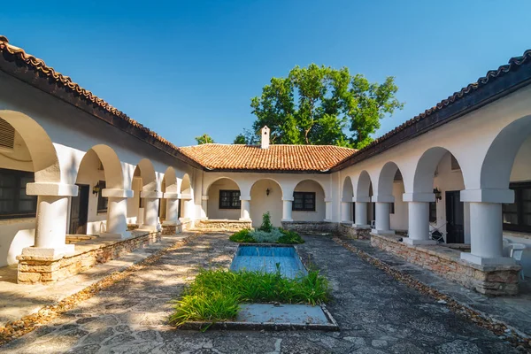 Balchik-Palast der rumänischen Königin Maria. Touristenziel im bulgarischen Schwarzen Meer — Stockfoto