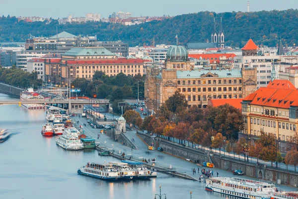 Praga, República Checa, 29 de septiembre de 2017: vista del terraplén del río Moldava, Praga, República Checa — Foto de Stock