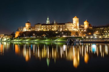 Royal Vistula başka bir bankadan görüldüğü gibi kale Wawel. Krakow Polonya en ünlü dönüm noktası olduğunu. Gece görünümü