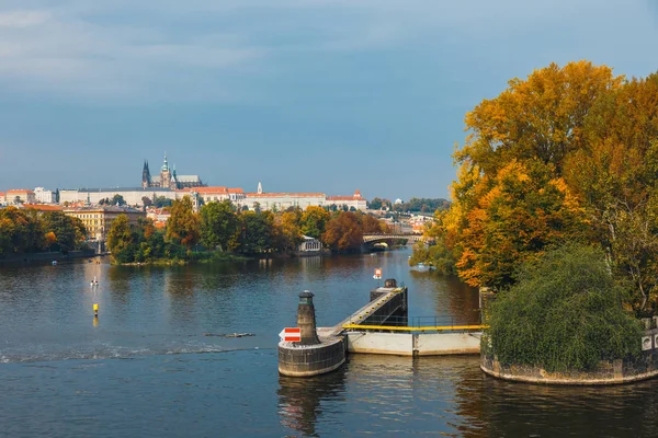 Argine del fiume Moldava a Praga, la capitale della Repubblica Ceca — Foto Stock