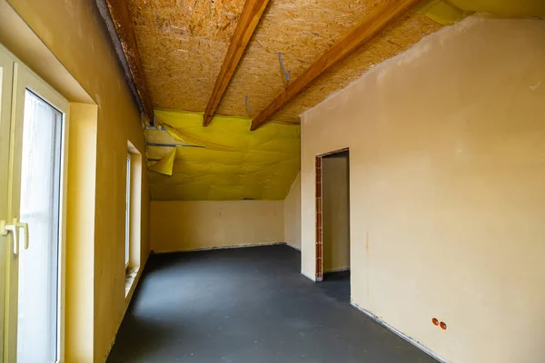 Пустое помещение в строящемся доме со свежим шелушением и штукатуркой — стоковое фото
