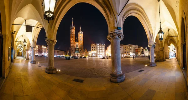 Vista noturna da praça principal do mercado em Cracóvia. Cracóvia é uma das cidades mais bonitas da Polónia — Fotografia de Stock