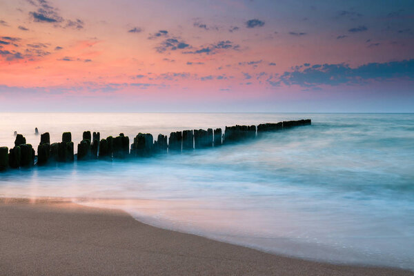 Волна на красивом закате, Балтийское море, Польша
