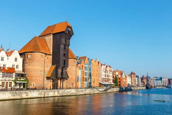 Solig dag på kajen vid Motlawa-floden i historiska del av Gdansk, Polen — Stockfoto