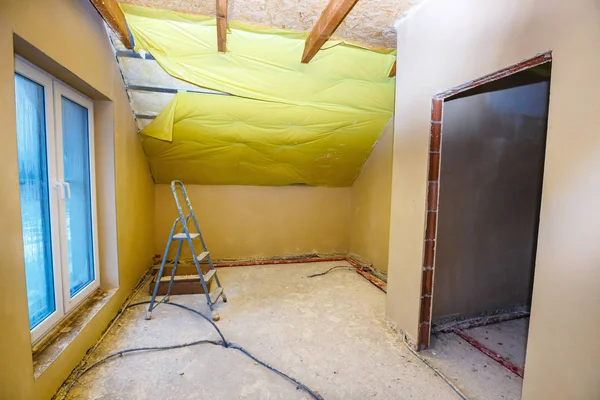 Empty room in a house under construction with fresh screed and plaster — Stock Photo, Image