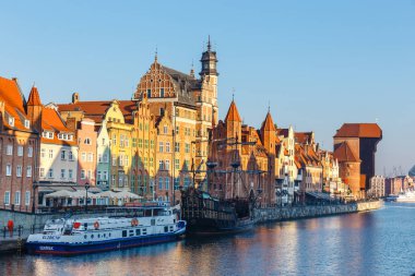 Gdansk, Polonya, 14 Ekim 2018: Güneşli gün, Gdansk, Polonya tarihi kısmında Motlawa Nehri'nin dolgu