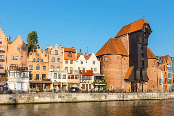 Gdansk, Polônia, 14 de outubro de 2018: Dia ensolarado no dique do rio Motlawa na parte histórica de Gdansk, Polônia — Fotografia de Stock