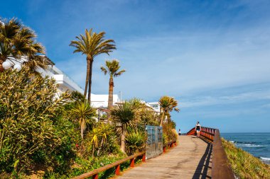 La Cala De Mijas, İspanya, 02 Nisan 2018: La Cala De Mijas sahil şeridi, Costa del Sol, İspanya