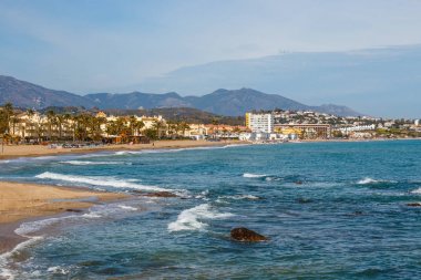 La Cala De Mijas, Costa del Sol, İspanya 'da deniz kenarında gezinti
