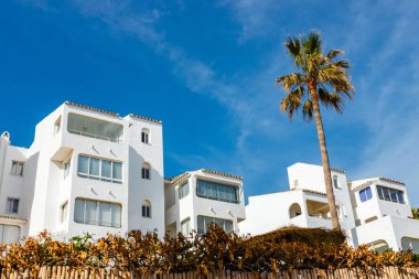 İspanya 'nın Costa del Sol kıyısındaki beyaz binalar