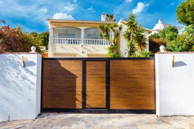 İspanya 'nın Costa del Sol kıyısındaki beyaz binalar