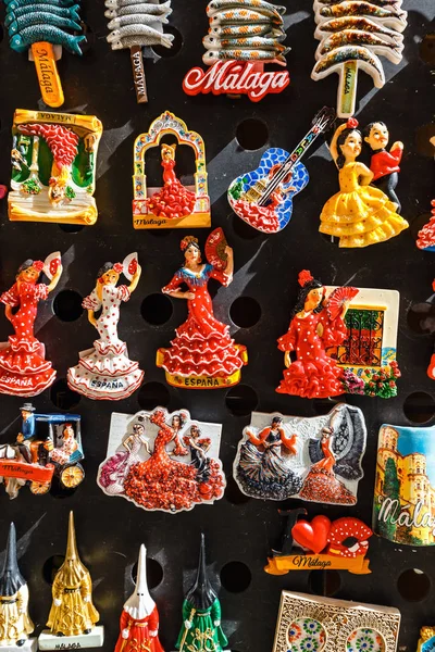 Malaga, Spanien-april 03, 2018: keramiska souvenirer till salu i Malaga, Spanien. Färgglada kylskåp Souvenir magneter. — Stockfoto