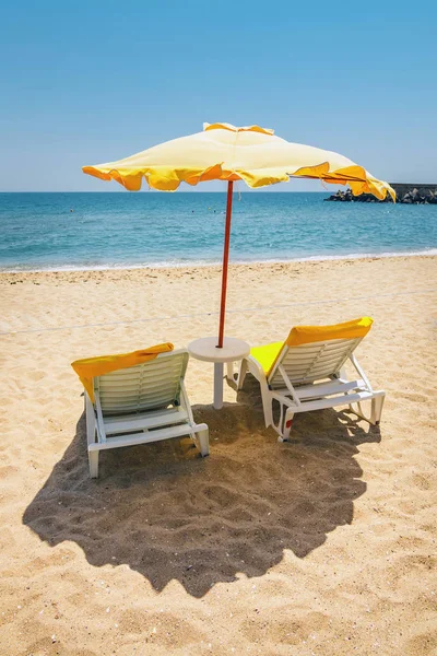 Beach umbrella on the sand beach. Concept for rest, relaxation, holidays, spa, resort — Stock Photo, Image