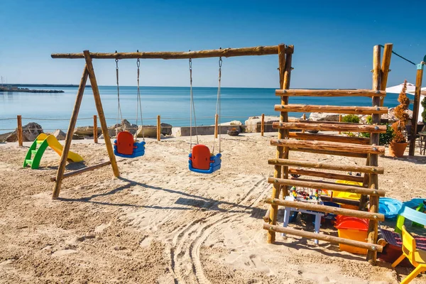 Dětské hřiště pro děti na pláži za slunečného dne — Stock fotografie