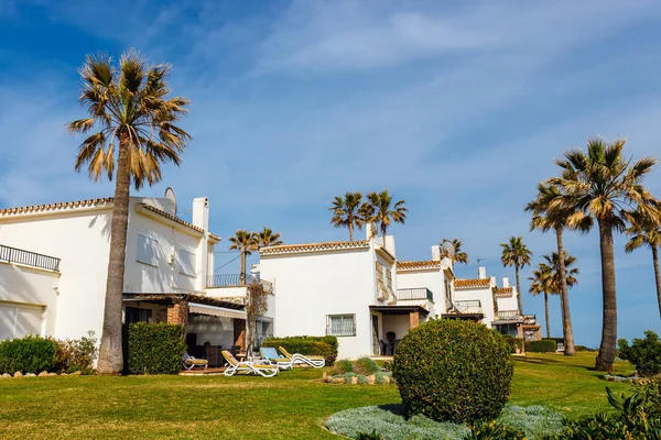 La Cala De Mijas, Costa del Sol, İspanya 'da deniz kenarında gezinti