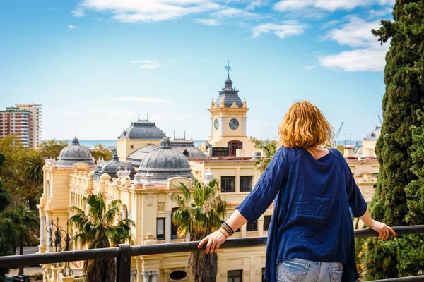 Kvinna med blå skjorta har utsikt över staden Malaga, Spanien — Stockfoto