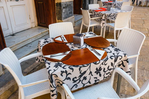 Nahaufnahme des Tisches in einem Restaurant im Freien in Málaga, Costa del Sol, Spanien — Stockfoto