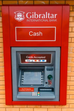 Cebelitarık, İngiltere, 07 Nisan 2018: Ana Cadde'deki Cebelitarık Uluslararası Bankası atm. Cebelitarık bir İngiliz Denizaşırı Toprakları