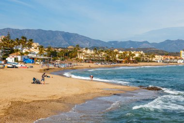 La Cala De Mijas, İspanya, 02 Nisan 2018: La Cala De Mijas sahil şeridi, Costa del Sol, İspanya