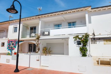 İspanya 'nın Costa del Sol kıyısındaki beyaz binalar