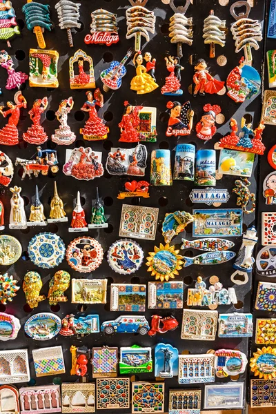Malaga, İspanya- 03 Nisan 2018: Malaga, İspanya'da satılık seramik hediyelik eşyalar. Renkli Buzdolabı hediyelik mıknatıslar. — Stok fotoğraf