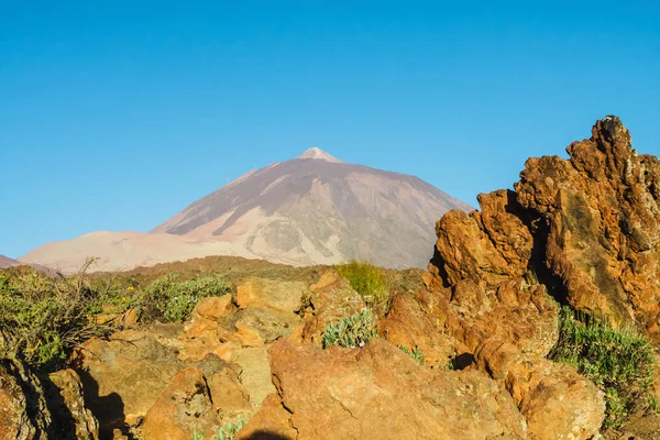 Vulkanen El Teide på Kanarieöarna med en blå himmel i bakgrunden, Teneriffa, Spanien — Stockfoto
