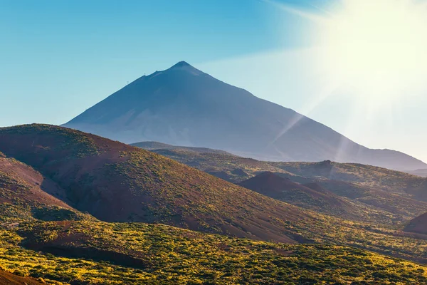 Arka planda mavi bir gökyüzü ile kanarya adalarında El teide yanardağ, Tenerife, İspanya — Stok fotoğraf