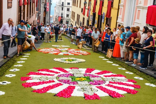 La Orotava, Tenerife, Spanje - 11 juni 2015: De viering van Corpus Christi is een van de meest diepgewortelde tradities in Tenerife — Stockfoto