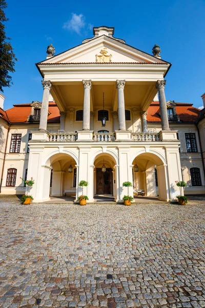 KOZLOWKA, POLONIA, 31 agosto 2018: Palazzo Zamoyski a Kozlowka. È un grande complesso di palazzo rococò e neoclassico situato a Kozlowka vicino a Lublino nella Polonia orientale — Foto Stock