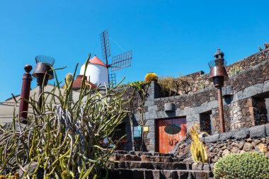 Lanzarote - 29 Şubat 2017: Kaktüs Bahçe Guatiza, Lanzarote, Kanarya Adaları popüler cazibe içinde beyaz yel değirmeni ile görünümünü