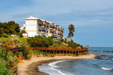 La Cala De Mijas, Costa del Sol, İspanya 'da deniz kenarında gezinti